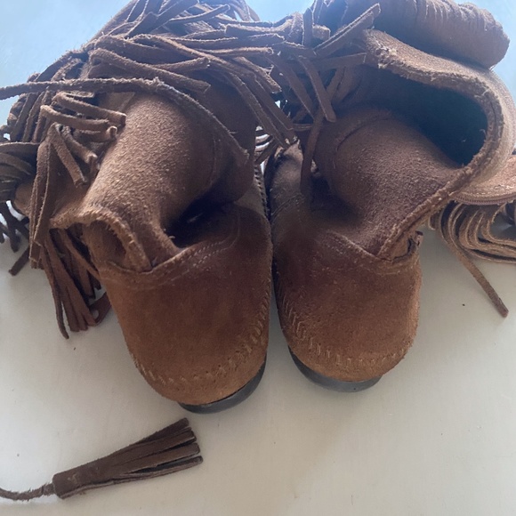 Minnetonka Suede Moccasin Boot • 7 - Picture 5 of 10